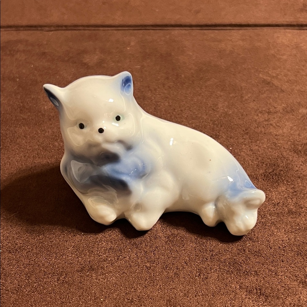 Vintage Porcelain Blue and White Persian Cat Figurine. Like New